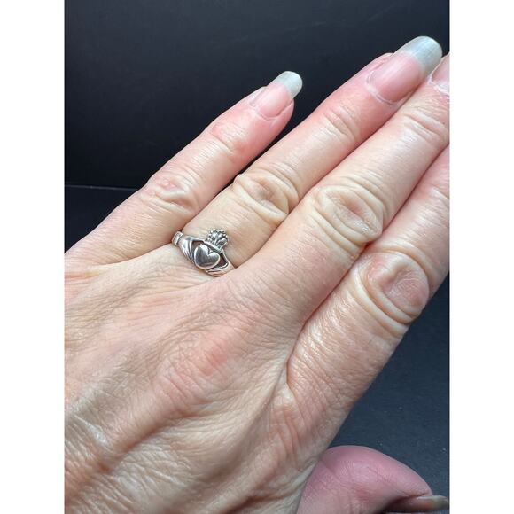 Vintage claddagh sterling silver ring size 6 - Picture 3 of 15